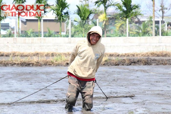 Giống như ông Phàn, một số người dân ở Ea Phê cũng tranh thủ xuống ruộng để chuẩn bị gieo vụ Hè Thu 2026.