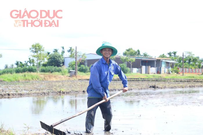 Suốt hơn 1/4 thế kỷ, ông Quang vẫn cần mẫn với thửa ruộng để giữ nhịp cho cuộc sống và nuôi dưỡng những đứa con ăn học đầy đủ.