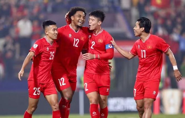 “Đội bóng này sẽ tập huấn tại Hàn Quốc, nhằm thực hiện tham vọng chinh phục ngôi vô địch Đông Nam Á lần thứ 4. Đội tuyển Việt Nam dự kiến sẽ hội quân từ ngày 22/6”, tờ nhật báo thể thao hàng đầu xứ sở chùa Vàng viết thêm.