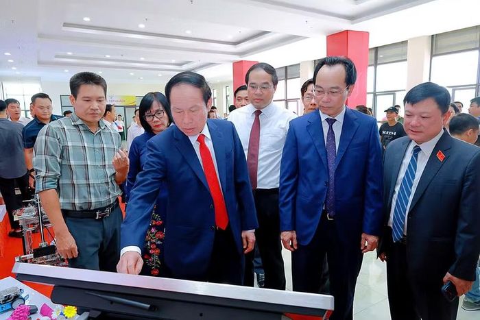 Phó Thủ tướng Lê Tiến Châu, Bộ trưởng Bộ Giáo dục và Đào tạo Hoàng Minh Sơn tham quan các mô hình đổi mới sáng tạo tại Đại học Thái Nguyên.