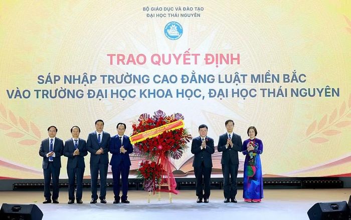  Bộ trưởng Hoàng Minh Sơn tặng hoa chúc mừng Đại học Thái Nguyên và Trường Đại học Khoa học. 