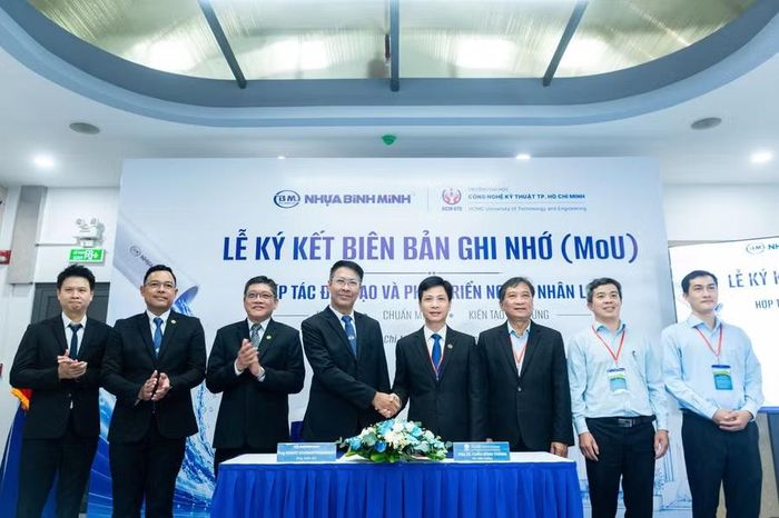 Đại diện Trường Đại học Công nghệ Kỹ thuật TPHCM và đối tác doanh nghiệp ký hợp tác đào tạo và phát triển nhân lực lĩnh vực cấp thoát nước. Ảnh: Phúc Uyên.
