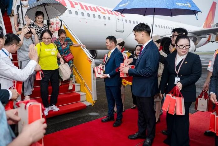 Phó Chủ tịch UBND tỉnh Quảng Ninh Nguyễn Văn Công tặng quà cho các vị khách đầu tiên.