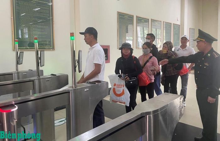 Cán bộ Đồn Biên phòng cửa khẩu quốc tế Móng Cái kiểm soát người và hàng hóa qua cửa khẩu quốc tế Móng Cái bằng hệ thống máy móc hiện đại. Ảnh: Duy Khiêm