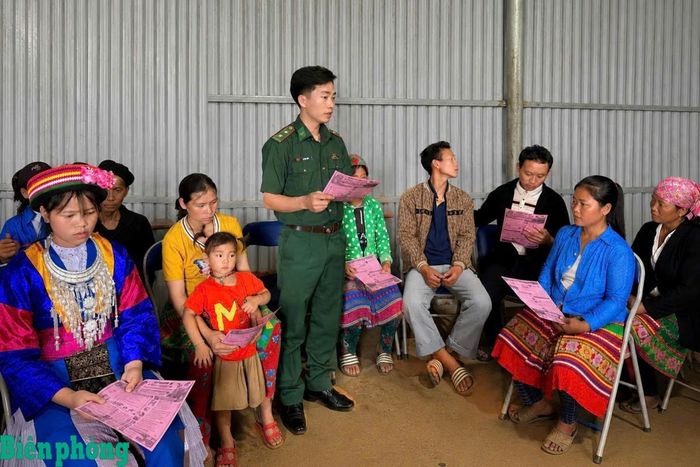 Cán bộ Đồn Biên phòng Cốc Pàng xuống từng bản làng tuyên truyền chủ trương của Đảng, chính sách, pháp luật của Nhà nước. Ảnh: V.G