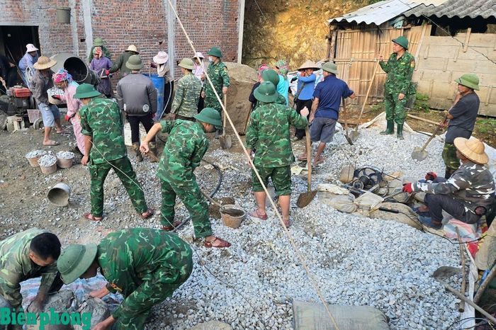 Cán bộ Đồn Biên phòng Cốc Pàng giúp nhân dân xây nhà mới. Ảnh: V.G