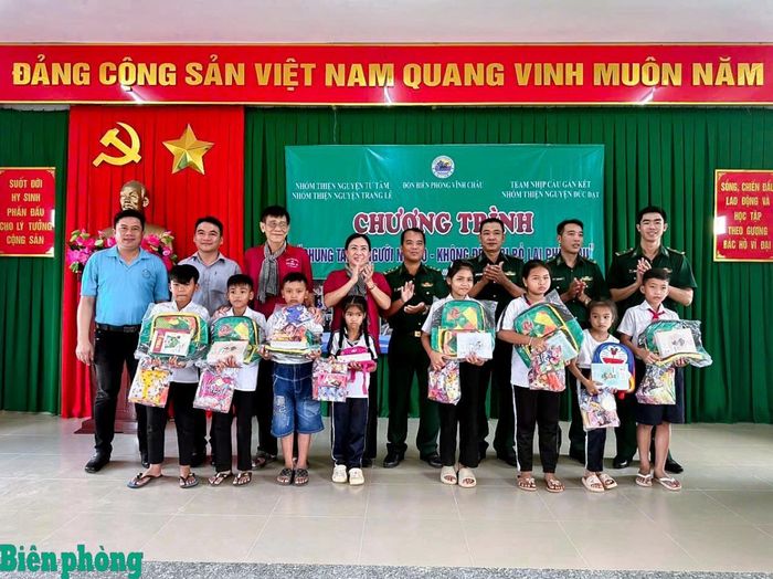 Cán bộ Đồn Biên phòng Vĩnh Châu, Bộ đội Biên phòng thành phố Cần Thơ cùng các đại biểu trao tặng quà cho các em học sinh có hoàn cảnh khó khăn trên địa bàn, trong khuôn khổ chương trình "Chung tay vì người nghèo - Không để ai bị bỏ lại phía sau" tại phường Vĩnh Châu, thành phố Cần Thơ. Ảnh: Văn Long