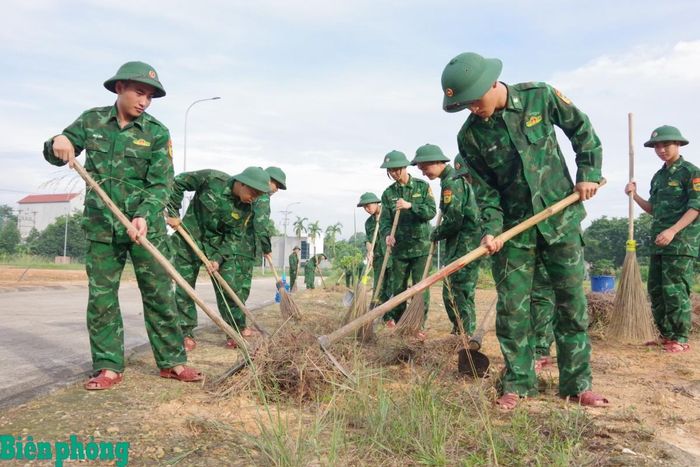 Cán bộ, chiến sĩ Trung tâm Huấn luyện Bộ đội Biên phòng hưởng ứng "Ngày Chủ nhật xanh", tham gia phát quang, thu gom rác thải, chỉnh trang cảnh quan môi trường. Ảnh: Nguyễn Hào