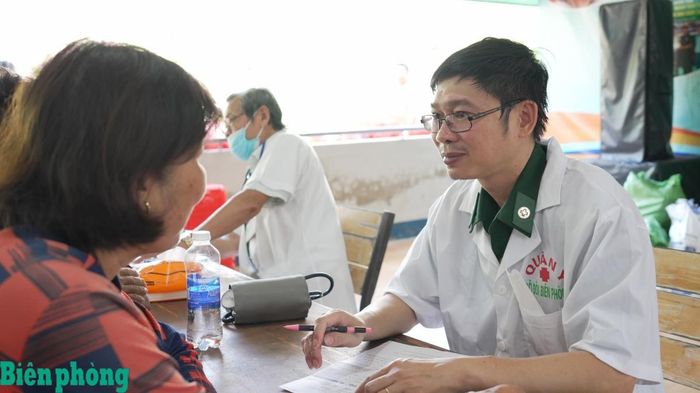 Cán bộ quân y Bộ đội Biên phòng thành phố Hồ Chí Minh tận tình thăm khám và tư vấn chăm sóc sức khỏe cho nhân dân xã đảo Thạnh An, thành phố Hồ Chí Minh. Ảnh: Quang Tiến