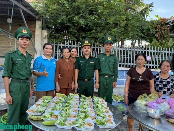 Cán bộ, chiến sĩ Đồn Biên phòng Nhơn Lý, Bộ đội Biên phòng tỉnh Gia Lai và cán bộ Hội Liên hiệp Phụ nữ phường Quy Nhơn Đông, tỉnh Gia Lai trao những suất ăn đến bệnh nhân nghèo tại Bệnh viện Chỉnh hình và phục hồi chức năng Quy Nhơn. Ảnh: Thanh Bình