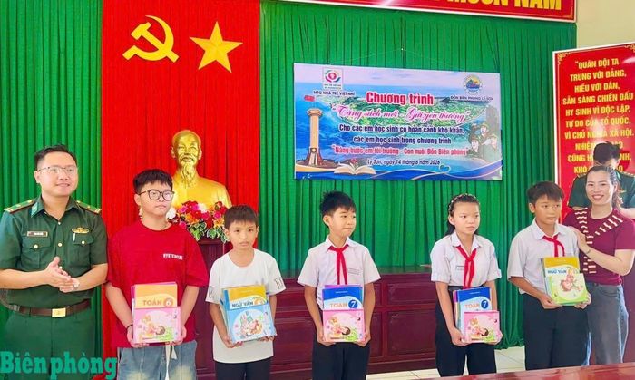 Cán bộ Đồn Biên phòng Lý Sơn, Bộ đội Biên phòng tỉnh Quảng Ngãi và đại diện Nhà trẻ Việt Nhí, tỉnh Quảng Ngãi trao tặng quà cho các em học sinh có hoàn cảnh khó khăn trên địa bàn nhân dịp kết thúc năm học 2025-2026. Ảnh: Tuấn Anh