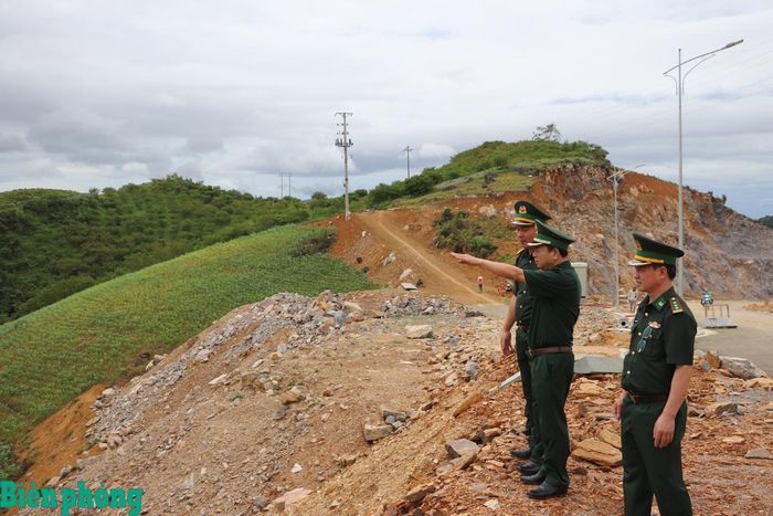 Thiếu tướng Nguyễn Văn Thiện kiểm tra khu vực biên giới do Đồn Biên phòng cửa khẩu quốc tế Lóng Sập quản lý. Ảnh: Dân Chủ