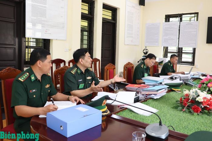 Các thành viên đoàn kiểm tra tiến hành kiểm tra hệ thống hồ sơ, sổ sách công tác Đảng, công tác chính trị. Ảnh: Dân Chủ