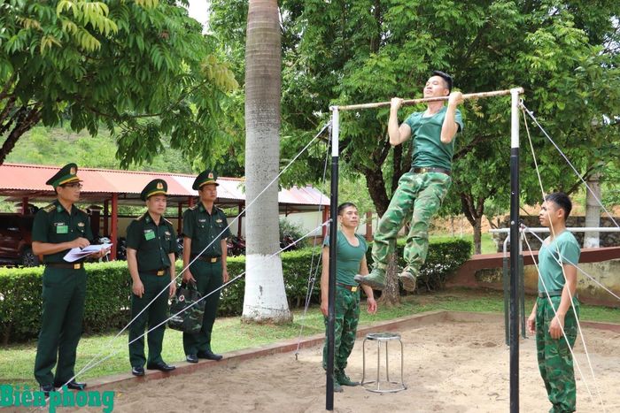 Đoàn kiểm tra công tác huấn luyện, rèn luyện thể lực của cán bộ, chiến sĩ. Ảnh: Dân Chủ