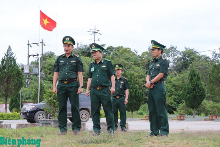 Thiếu tướng Nguyễn Văn Thiện kiểm tra tại khu vực cửa khẩu quốc tế Lóng Sập. Ảnh: Dân Chủ