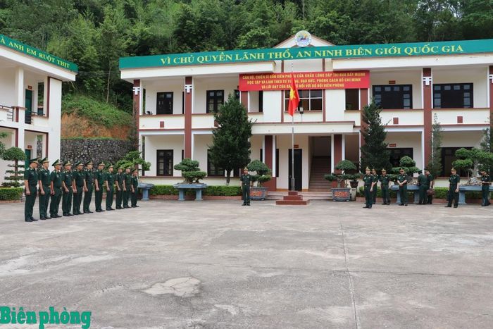 Đoàn kiểm tra tổ chức kiểm tra xử trí tình huống chiến đấu bảo vệ đồn, bảo vệ biên giới, địa bàn. Ảnh: Dân Chủ