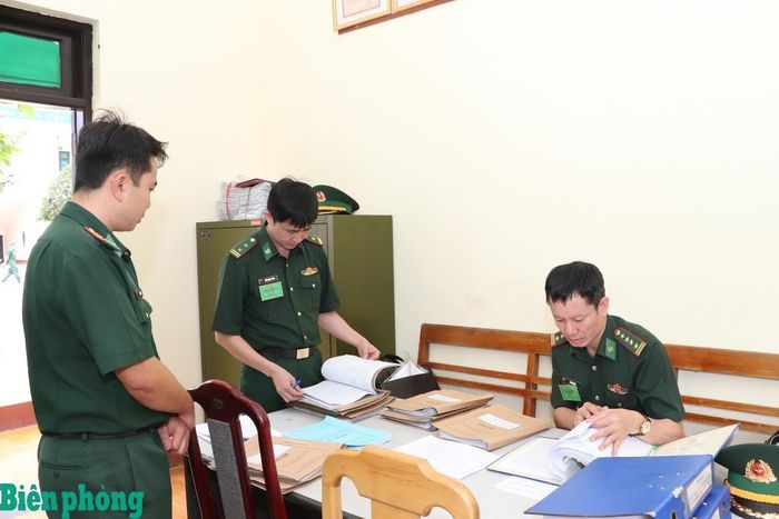 Các thành viên đoàn kiểm tra tổ chức kiểm tra hệ thống hồ sơ, sổ sách công tác trinh sát, phòng chống ma túy và tội phạm. Ảnh: Dân Chủ