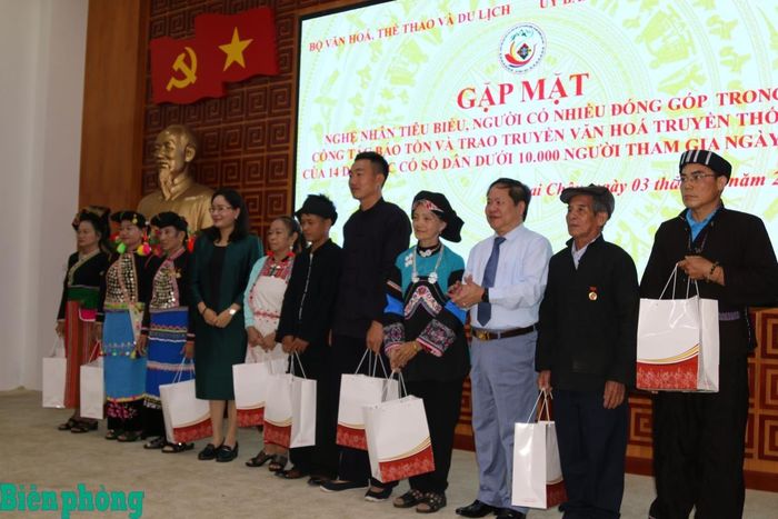 Nghệ nhân ưu tú Lồ Lài Sửu (thứ tư từ phải sang) là một trong số những nghệ nhân tiêu biểu được Bộ Văn hóa, Thể thao và Du lịch và Ủy ban nhân dân tỉnh Lai Châu tuyên dương, tặng quà tại Ngày hội Văn hóa các dân tộc có số dân dưới 10.000 người lần thứ nhất, năm 2023. Ảnh: Bích Nguyên