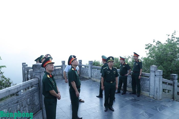 Đoàn khảo sát tại Cột cờ quốc gia Lũng Cú. Ảnh: Ngọc Lâm