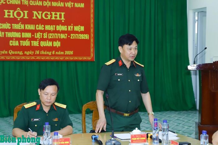 Đại tá Phạm Viết Khánh phát biểu tại hội nghị. Ảnh: Ngọc Lâm