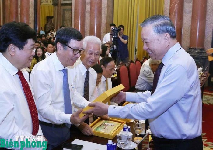 Tổng Bí thư, Chủ tịch nước Tô Lâm tặng quà lưu niệm cho các nhà báo tiêu biểu. Ảnh: TTXVN