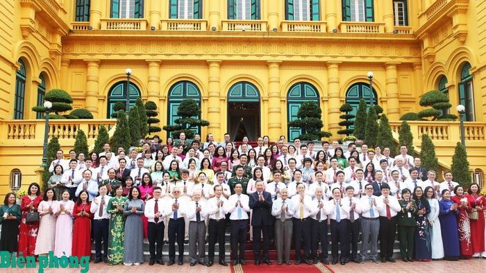 Tổng Bí thư, Chủ tịch nước Tô Lâm chụp ảnh lưu niệm cùng các đại biểu. Ảnh: Hà Anh