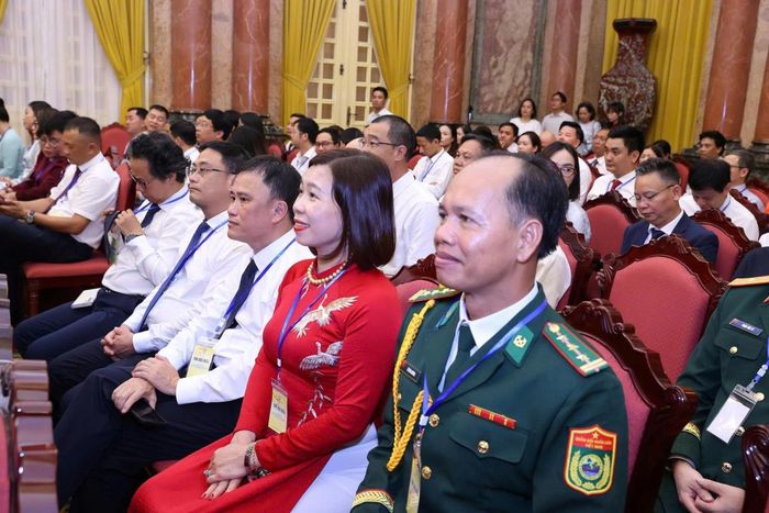Thượng tá Quân nhân chuyên nghiệp Lê Văn Chương, phóng viên Báo Biên phòng cùng các đại biểu tại buổi gặp mặt. Ảnh: Hà Anh