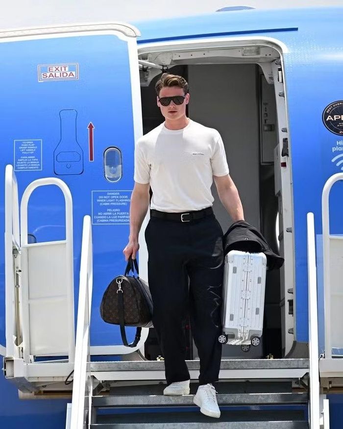 Jonas Urbig lựa chọn phong cách đơn giản khi xuất hiện cùng áo thun trơn, kính mát và bộ đôi phụ kiện quen thuộc của giới cầu thủ gồm túi du lịch Louis Vuitton Keepall và vali xách tay Rimowa. Dù không sử dụng những món đồ quá nổi bật, thủ môn 22 tuổi của tuyển Đức vẫn thu hút sự chú ý nhờ vóc dáng cao lớn và vẻ ngoài điển trai.