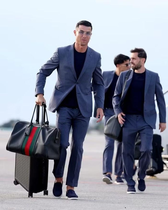 Ở tuổi 41, Cristiano Ronaldo vẫn là tâm điểm của World Cup 2026 khi xuất hiện tại sân bay quốc tế Palm Beach (bang Florida) trước thềm kỳ World Cup thứ sáu trong sự nghiệp. Ronaldo chọn vest tối giản, phối cùng túi du lịch Gucci mang dải sọc đỏ - xanh đặc trưng của thương hiệu Italy. Siêu sao người Bồ Đào Nha chọn khác biệt giữa xu hướng chuộng Hermès hay Louis Vuitton của nhiều đồng nghiệp. Chiếc túi cũng gợi nhớ câu chuyện tình yêu của cầu thủ và Georgina Rodríguez. Cả hai gặp nhau lần đầu tại cửa hàng Gucci nhiều năm trước.