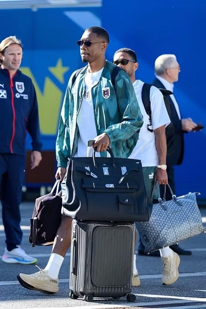 David Alaba xuất hiện cùng chiếc túi du lịch Hermès HAC Birkin 50 màu đen trong ngày tuyển Áo lên đường dự World Cup 2026. Thiết kế cỡ lớn với nhiều ngăn phụ bên ngoài thuộc dòng HAC Birkin Multi-Pocket, một trong những phiên bản được giới sưu tầm ưa chuộng nhờ tính ứng dụng cao và số lượng hạn chế. Mẫu túi này hiện được định giá hơn 70.000 USD trên thị trường hàng xa xỉ.