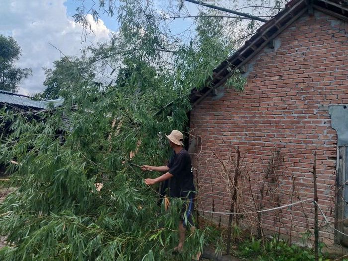 Người dân khẩn trương dọn dẹp sau trận lốc.