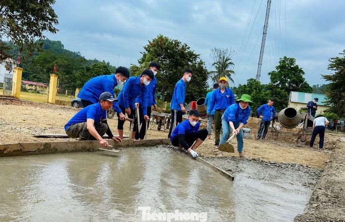 Tuổi trẻ xã Yên Hòa tổ chức thực hiện công trình thanh niên cấp xã, đổ bê tông sân bóng tại bản Coọc với diện tích 300m², chào mừng thành công Đại hội đại biểu toàn quốc lần thứ XIV của Đảng.