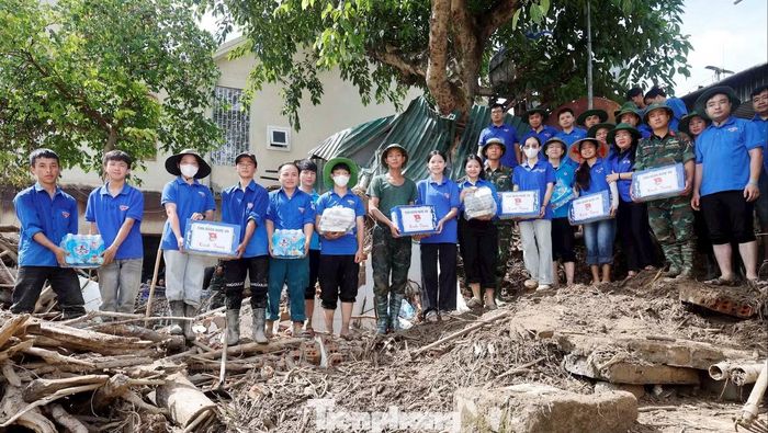 Tỉnh Đoàn Nghệ An tặng quà cho đội thanh niên tình nguyện giúp dân khắc phục hậu quả lũ quét.