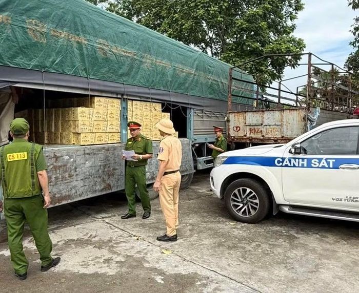 Lực lượng Công an kiểm tra số bia không rõ nguồn gốc.