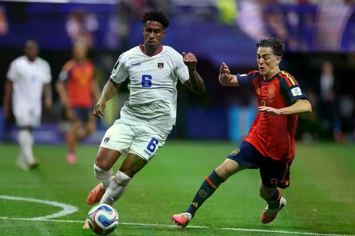 Kevin Pina (trái) của Cabo Verde trong một pha tranh chấp bóng.