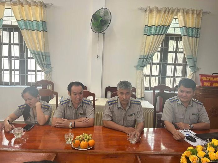Chấp hành viên Lê Phú Vinh (thứ 3 từ trái qua phải) cùng nhóm cán bộ Phòng Thi hành án dân sự khu vực 7, tỉnh Khánh Hòa.