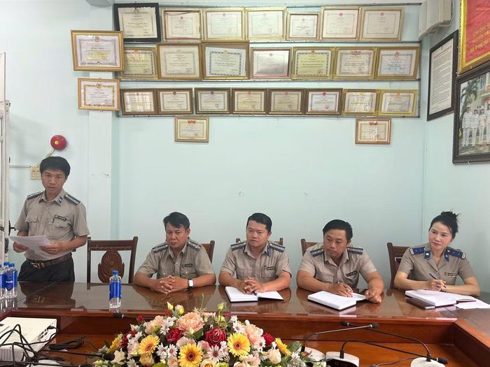 Bà Hoàng Thị Kim Dung cùng cán bộ, lãnh đạo Phòng Thi hành án dân sự khu vực 10, tỉnh Gia Lai.