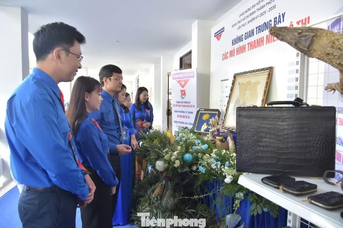 Bí thư thứ nhất Trung ương Đoàn - anh Bùi Quang Huy tham quan gian hàng khởi nghiệp của thanh niên Cần Thơ.