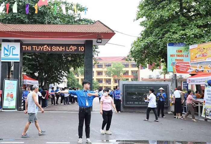 Thi tuyển sinh vào lớp 10 ở Trường THPT Ngô Sỹ Liên.