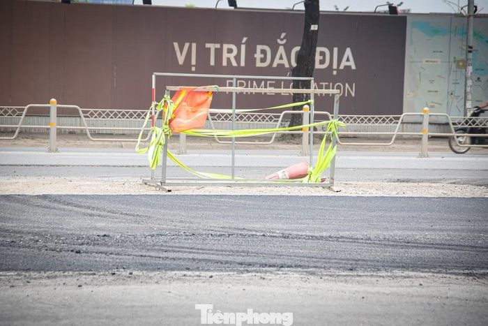 Nhiều vị trí trên tuyến Võ Chí Công đã được triển khai trải thảm nhựa mặt đường mới.