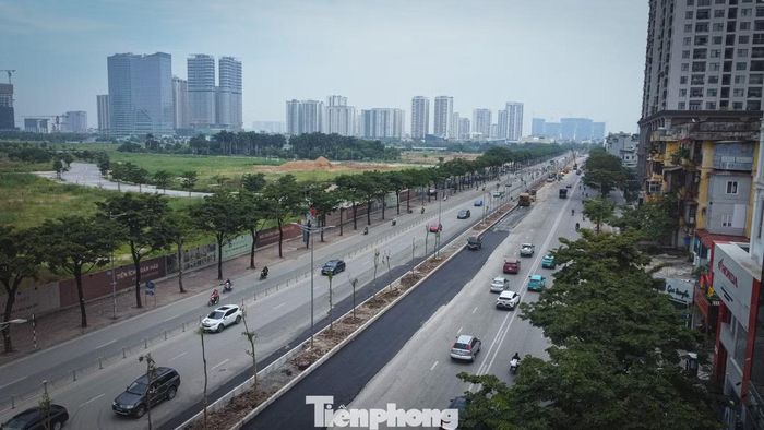 Ghi nhận trong sáng 15/6, sau hơn 3 tháng thi công tuyến cống chống ngập, đường Võ Chí Công đang được khẩn trương hoàn trả mặt bằng. Phần lớn các rào chắn tôn phục vụ thi công dọc tuyến đường hiện đã được tháo dỡ hoàn toàn.