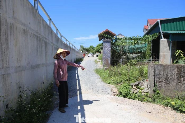 Một hộ dân tại thôn Gia Thịnh, xã Đức Thịnh cho biết, gia đình có một phần diện tích nằm trong diện giải phóng mặt bằng phục vụ Dự án cầu Bãi Thẹn. Tuy nhiên, do chưa đồng thuận với phương án bồi thường nên đến nay gia đình vẫn chưa bàn giao mặt bằng. Theo người dân, sau hơn 2 năm triển khai, dự án vẫn chưa thể hoàn thiện, trong khi nhiều vị trí tại khu vực đầu cầu, đường dẫn còn dang dở, tiềm ẩn nguy cơ mất an toàn và ảnh hưởng đến sinh hoạt, đi lại của người dân địa phương.