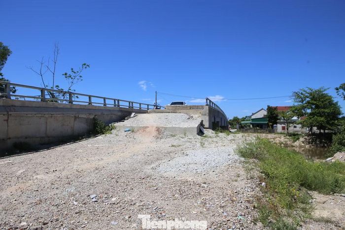  Dự án cầu Bãi Thẹn được phê duyệt, triển khai xây dựng vào năm 2024, với tổng mức đầu tư hơn 19,6 tỷ đồng, trong đó chi phí xây dựng hơn 13 tỷ đồng, chi phí giải phóng mặt bằng hơn 2,7 tỷ đồng và các chi phí khác. Dự án do Ban Quản lý dự án đầu tư xây dựng công trình dân dụng và hạ tầng khu vực tỉnh Hà Tĩnh làm chủ đầu tư, Công ty CP Xây dựng và Thương mại Mạnh Linh là đơn vị thi công. 