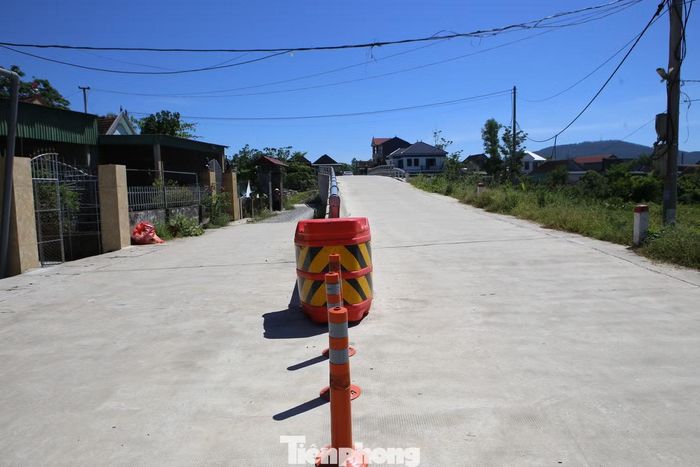 Ở phía thôn Gia Thịnh (xã Đức Thịnh), khu vực lan can cầu nằm gần giữa tim đường đã được bố trí thùng giảm chấn, cọc tiêu và hàng rào phản quang nhằm cảnh báo, bảo đảm an toàn cho người và phương tiện qua lại.