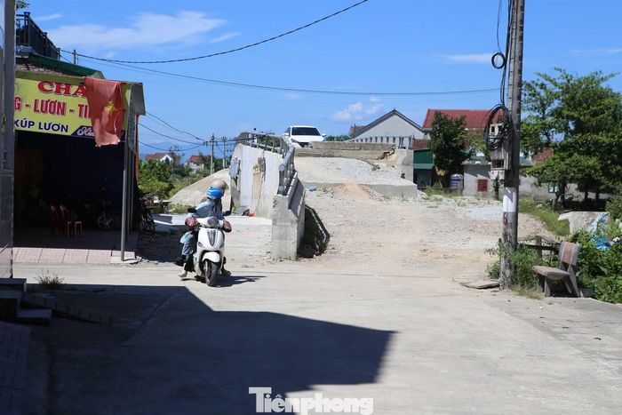 Trước đó, vào tháng 9/2025, Dự án cầu Bãi Thẹn từng gây chú ý khi cầu và đường dẫn phía xã Đức Thịnh không nằm trên cùng một trục thẳng, lan can cầu nằm gần giữa tim đường, làm dấy lên lo ngại về an toàn giao thông. Thời điểm đó, chủ đầu tư cho biết phương án thiết kế là giải pháp tối ưu trong điều kiện thực tế.