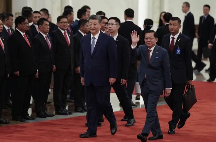 Nhà lãnh đạo Myanmar được đón tiếp trọng thể tại Bắc Kinh. (Ảnh: Reuters)