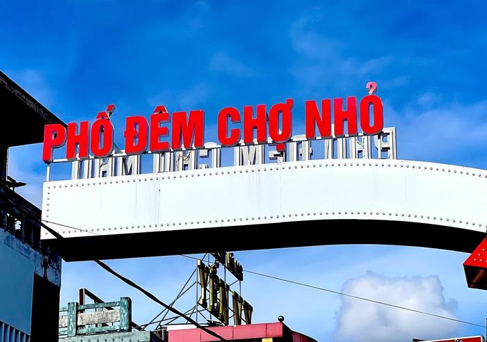 Việc đầu tư vào Phố đêm Chợ Nhỏ với kinh phí lớn, trong khi hiệu quả về hình ảnh du lịch, kinh tế đem lại chưa thực sự tương xứng.