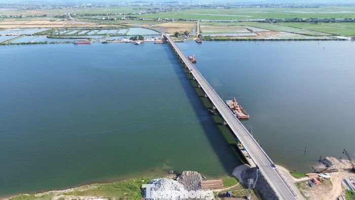 Tuy nhiên, việc triển khai dự án gặp không ít khó khăn. Theo chủ đầu tư, các hạng mục dưới nước chỉ có thể thi công trong mùa khô, từ tháng 4 đến tháng 9 hằng năm. Vì vậy, dù dự án khởi công từ cuối tháng 11/2025, nhưng phải đến cuối tháng 4 năm nay mới có thể triển khai thi công dưới nước, khiến tiến độ giai đoạn đầu chậm hơn kế hoạch. Bên cạnh đó, biến động giá nhiên liệu và vật liệu xây dựng cũng ảnh hưởng đến quá trình thực hiện dự án.
