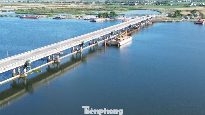 Đến tháng 12/2008, công trình chính thức đưa vào khai thác với 15 khoang cống ngăn mặn, mỗi cửa van rộng 31,5 m; cầu giao thông dài 571 m; âu thuyền gồm hai cửa rộng 8 m cùng hệ thống nhà quản lý và đường dẫn hai đầu cầu.