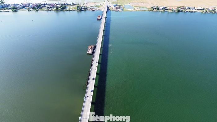 Đập ngăn mặn, giữ ngọt Thảo Long được khởi công xây dựng vào tháng 8/2001 tại khu vực hạ nguồn sông Hương, nơi dòng sông trước khi hòa vào đầm phá nước lợ Tam Giang và chảy ra cửa biển Thuận An. Công trình do Ban Quản lý Đầu tư và Xây dựng Thủy lợi 5 (Bộ Nông nghiệp và Môi trường) làm chủ đầu tư, với tổng kinh phí xây dựng 152 tỷ đồng.